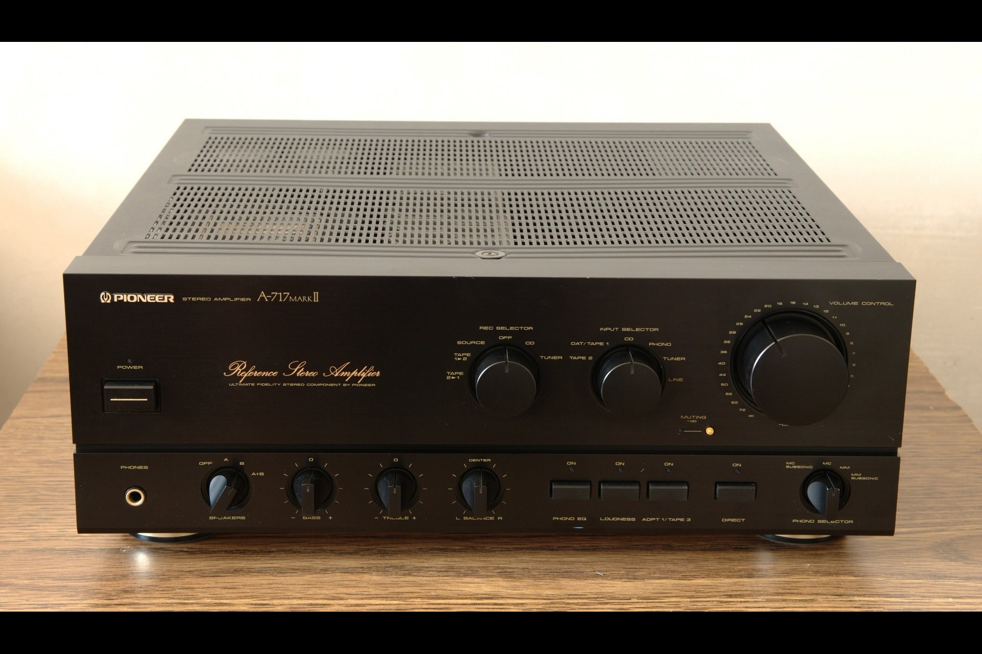 Aus der goldenen Ära stammt dieser Vollverstärker von Pioneer. Der A-717 Mkll erfreut mit resonanzarmem Gehäuseaufbau und aufwendigem Doppelnetzteil.